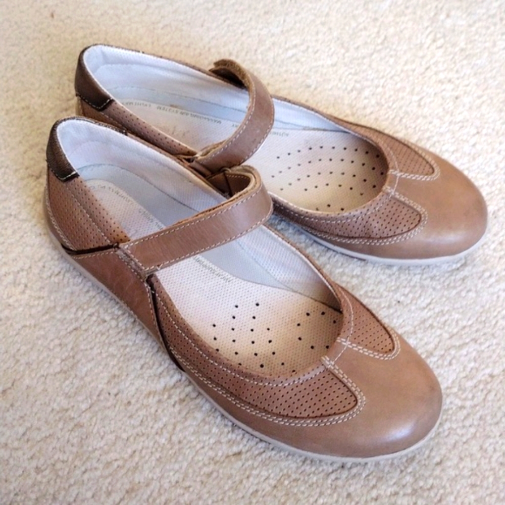 Bussola womens taupe brown leather Mary Janes with strap. Size 9.5